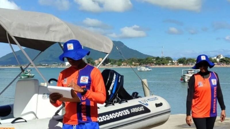 Agentes da Defesa Civil e do Corpo de Bombeiros reforçam segurança na orla de Rio das Ostras