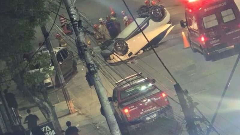 Acidente em Rio das Ostras deixa carro capotado na noite dessa segunda, 3