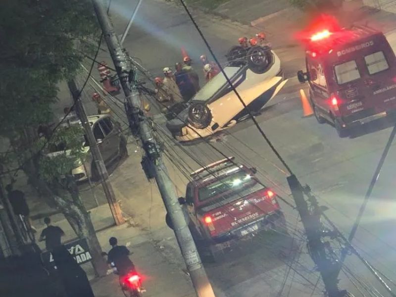 Acidente em Rio das Ostras deixa carro capotado na noite dessa segunda, 3