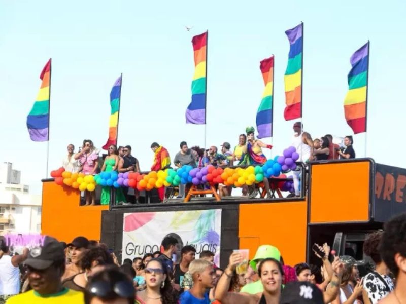 Bloco Carnagay agita a Praia do Forte, em Cabo Frio nessa segunda, 3, celebrando 21 anos