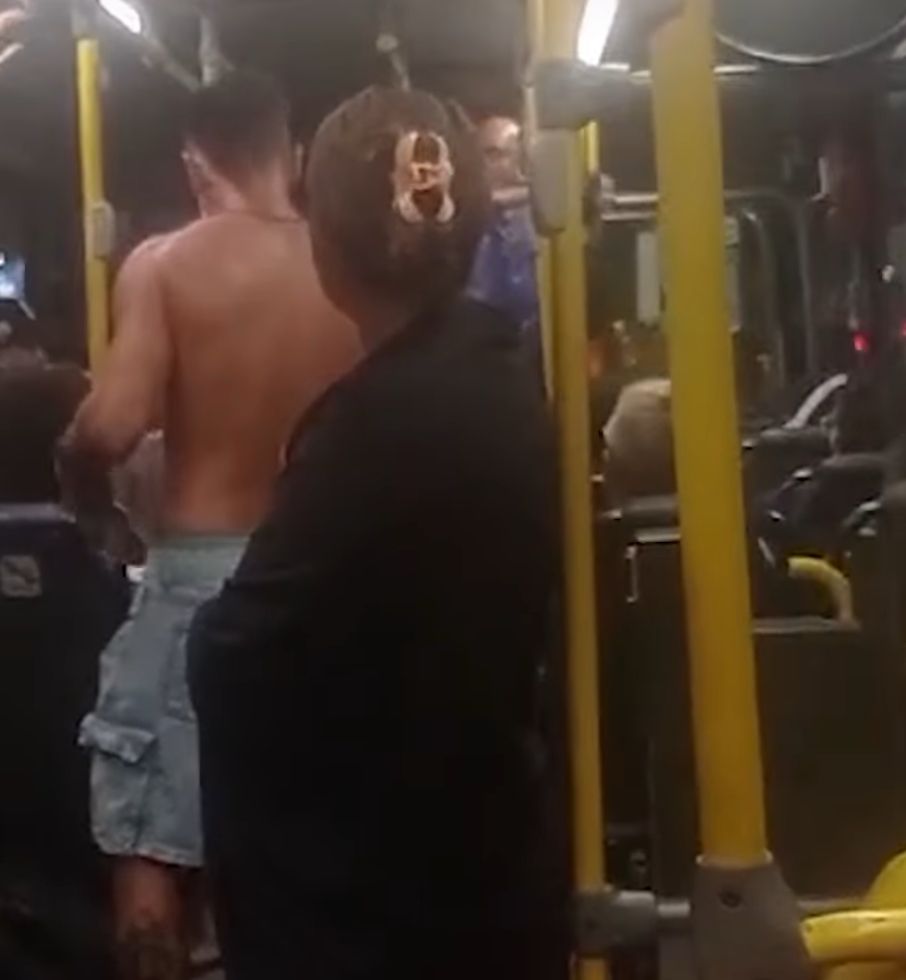 Argentino é detido por injúria racial dentro de ônibus em Arraial do Cabo