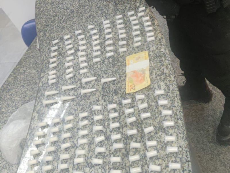 Ação da PM apreende grande quantidade de drogas perto de depósito de bebidas em Casimiro de Abreu