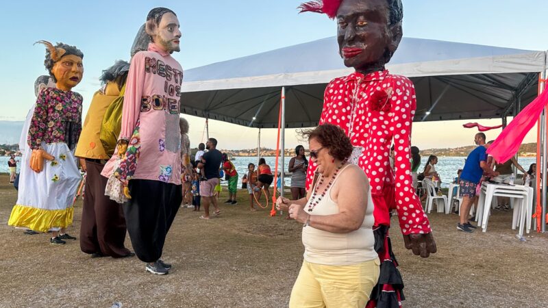 Brincareta encanta crianças e adultos no final do carnaval infantil em Cabo Frio