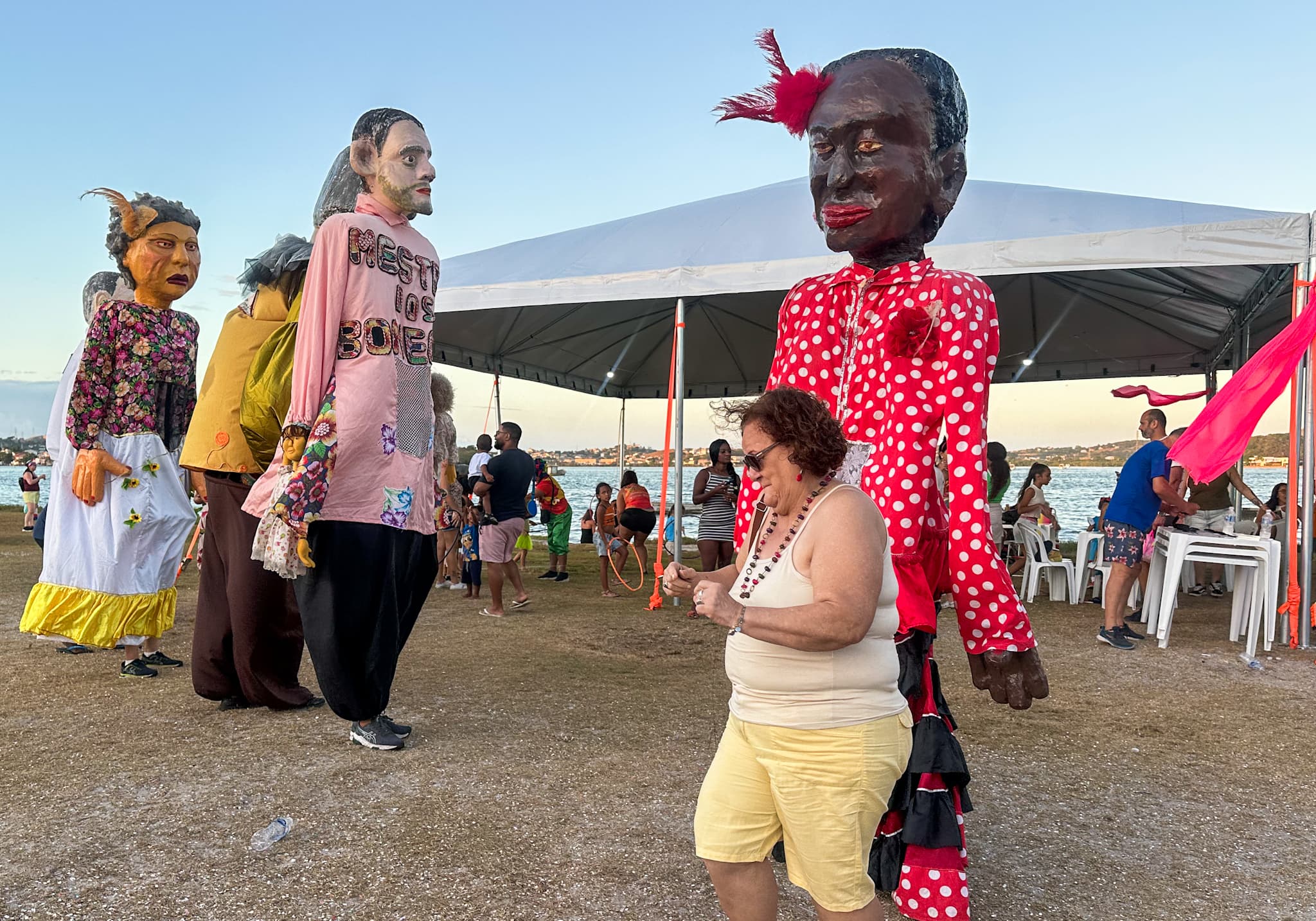 Brincareta encanta crianças e adultos no final do carnaval infantil em Cabo Frio