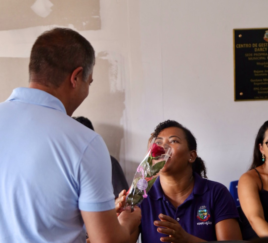 Servidoras cabo-frienses da educação recebem homenagem e reconhecimento no Dia Internacional da Mulher