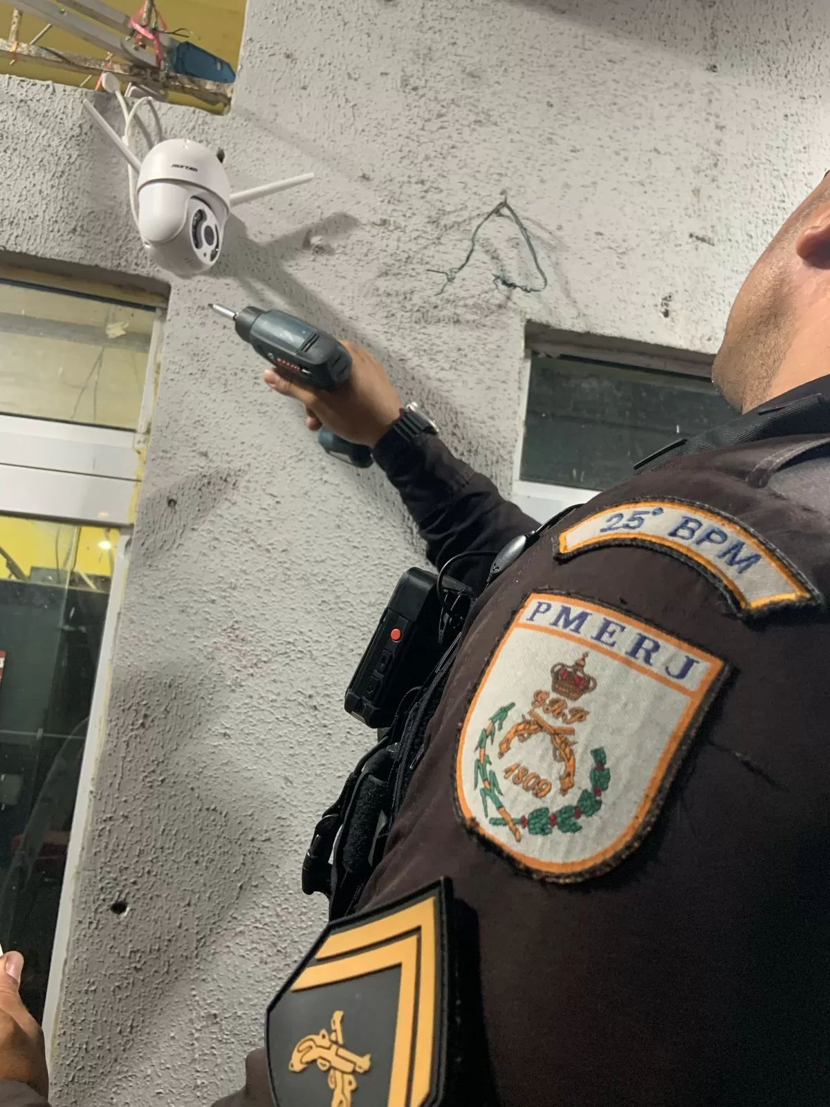 PM localiza e apreende câmeras instaladas em pontos estratégicos pelo crime em Cabo Frio