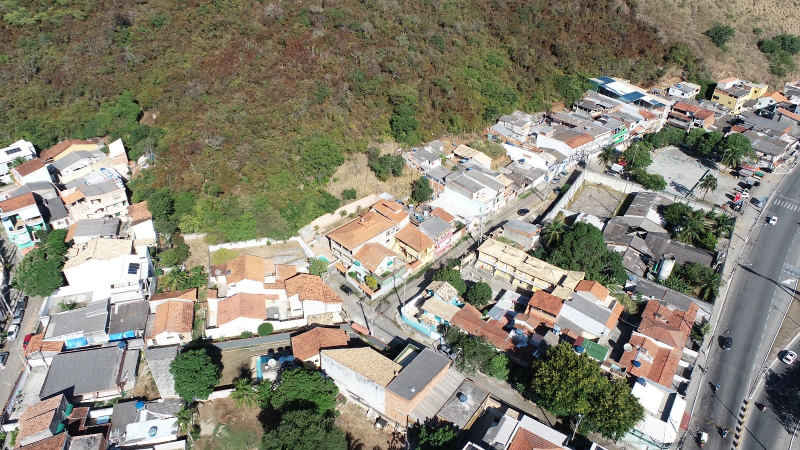 Drone identifica possível desmatamento no Morro do Telégrafo durante fiscalização em Cabo Frio