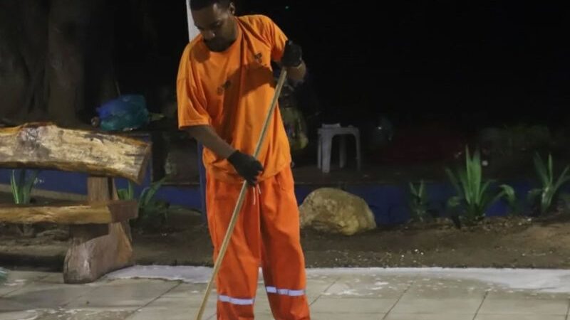 Equipes de limpeza de Rio das Ostras mantêm cidade limpa durante o Carnaval