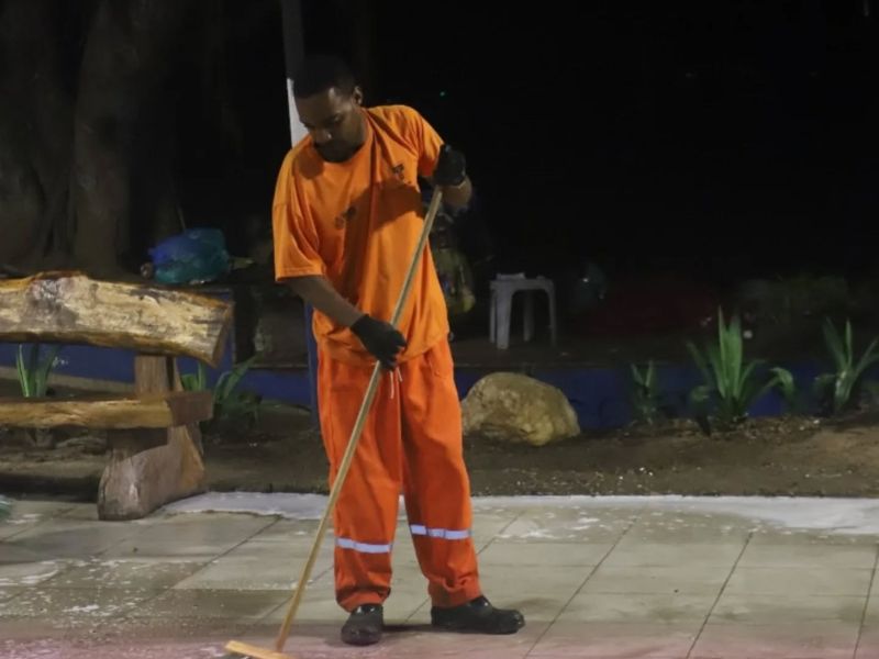 Equipes de limpeza de Rio das Ostras mantêm cidade limpa durante o Carnaval