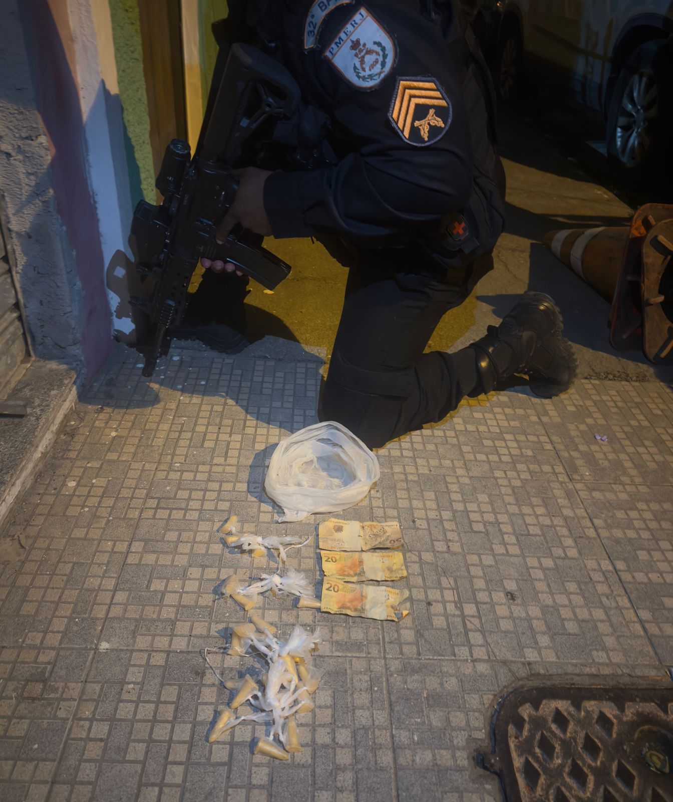Polícia apreende menor de idade em Macaé no bairro Cajueiros por tráfico de drogas