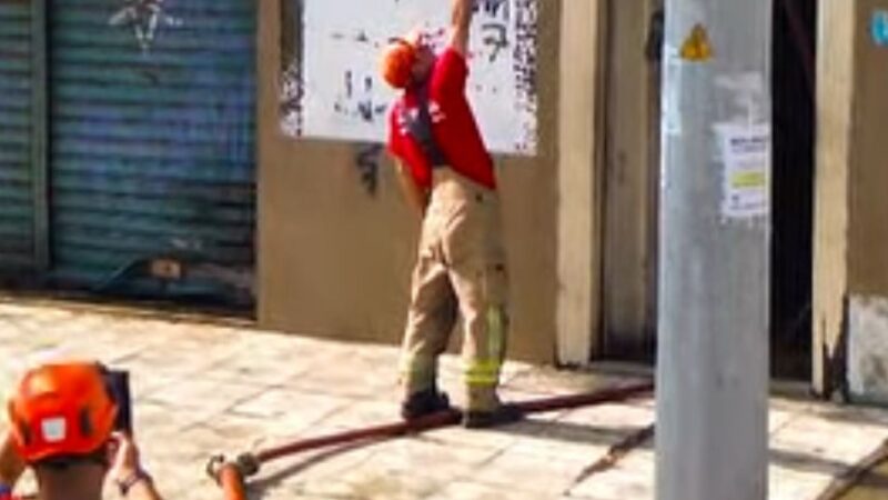 Bombeiros tentam controlar incêndio em sindicato no Centro de Cabo Frio