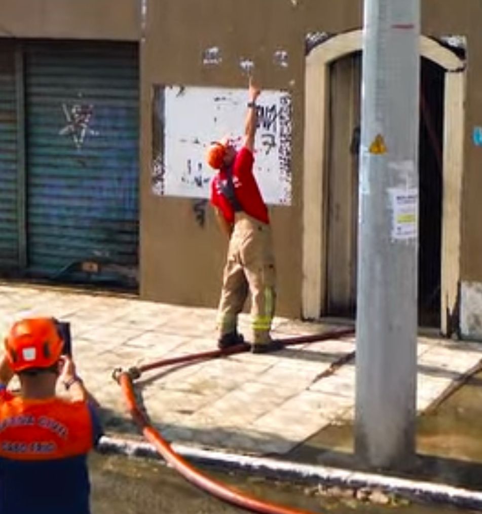 Bombeiros tentam controlar incêndio em sindicato no Centro de Cabo Frio