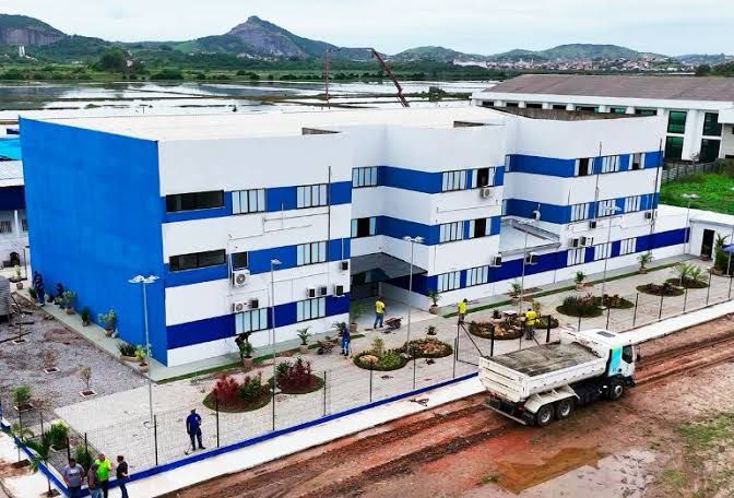 Prefeito acompanha avanço das obras do novo hospital municipal em São Pedro da Aldeia