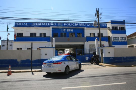 Policial é preso após agredir a companheira em Campos