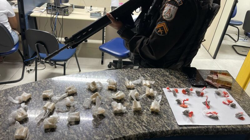 Adolescente é detido vendendo drogas no Nova Aliança, em Rio das Ostras, após denúncias