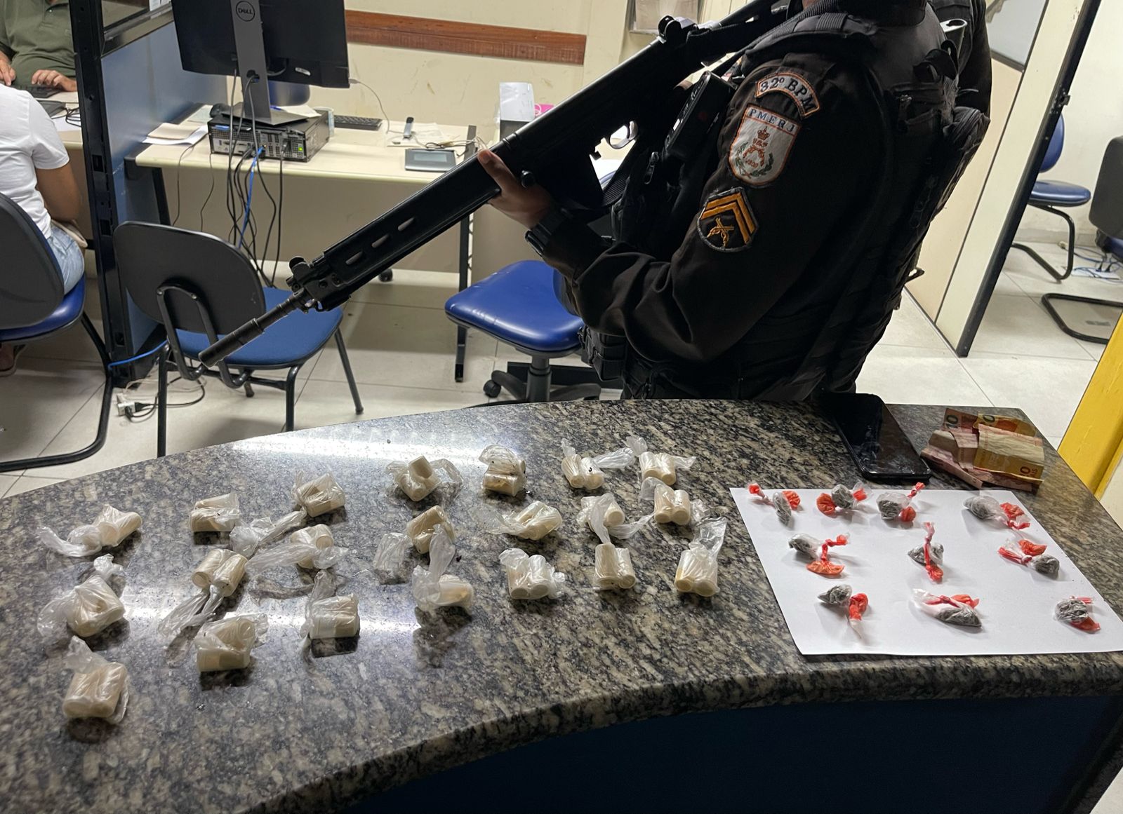 Adolescente é detido vendendo drogas no Nova Aliança, em Rio das Ostras, após denúncias