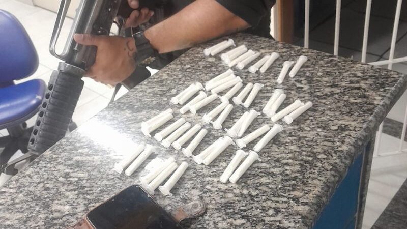 Polícia prende homem com quase 50 pinos de drogas no Cantinho do Mar, em Rio das Ostras