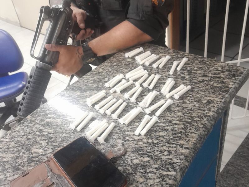Polícia prende homem com quase 50 pinos de drogas no Cantinho do Mar, em Rio das Ostras