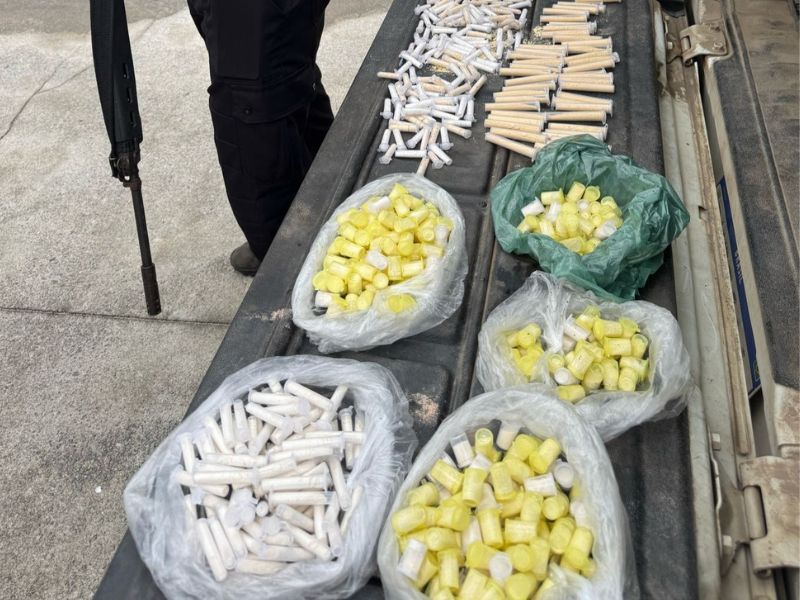 Polícia prende 2 homens e apreende 522 pinos de cocaína em Casimiro de Abreu