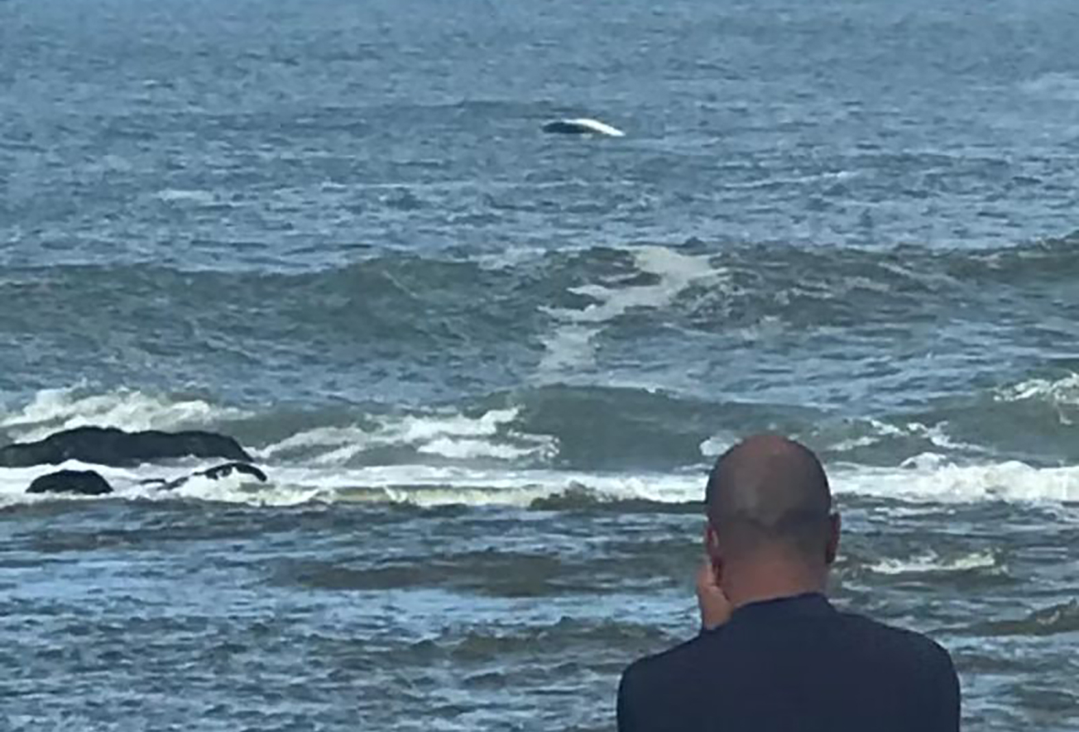 Barco afunda em canal e pescadores precisam ser resgatados em Saquarema