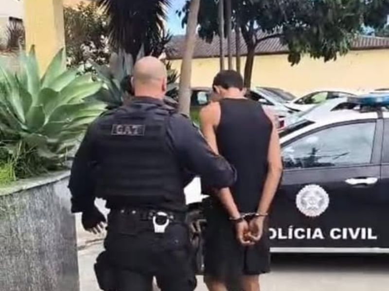 Polícia consegue prender 2 traficantes em ação após denúncia em Araruama