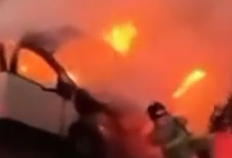 Fogo no asfalto com veículo incendiado em região de grande fluxo em Cabo Frio