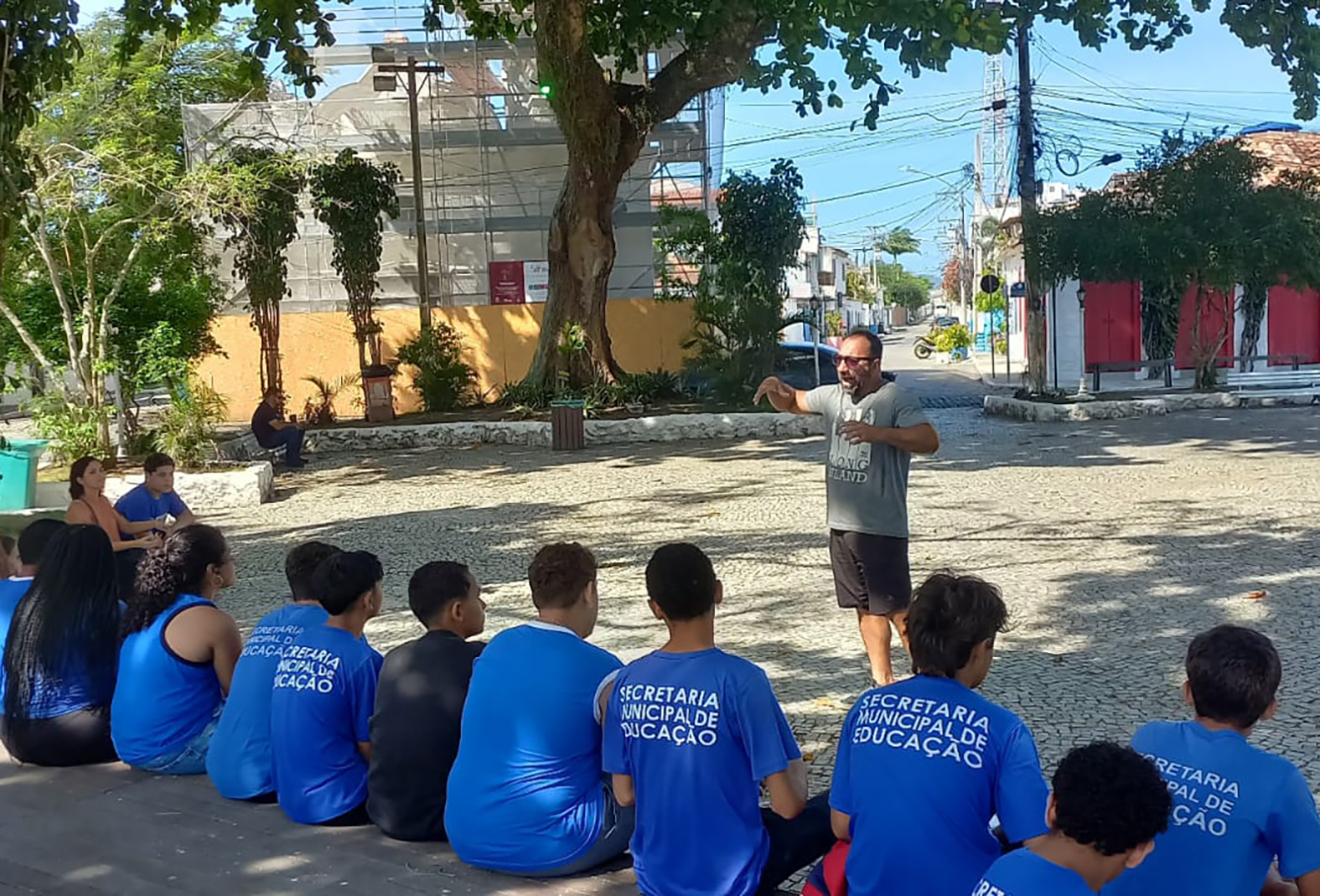 Alunos da Escola Alfredo Castro vivenciam a história de Cabo Frio em aula-passeio educativa