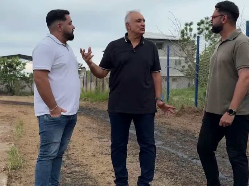 Prefeito Carlos Augusto acompanha limpeza de reservatório sem manutenção há 6 anos
