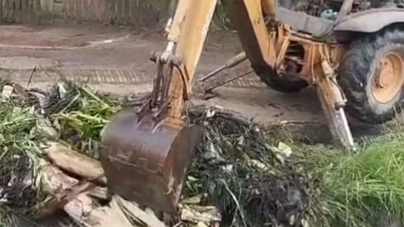 Araruama usa maquinário pesado para promover limpeza de rios e canais durante as chuvas