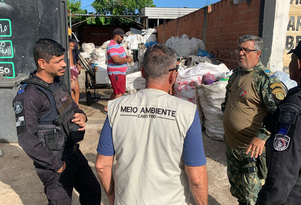Prefeitura de Cabo Frio interdita ferro-velho e intensifica fiscalizações em áreas públicas e ambientais