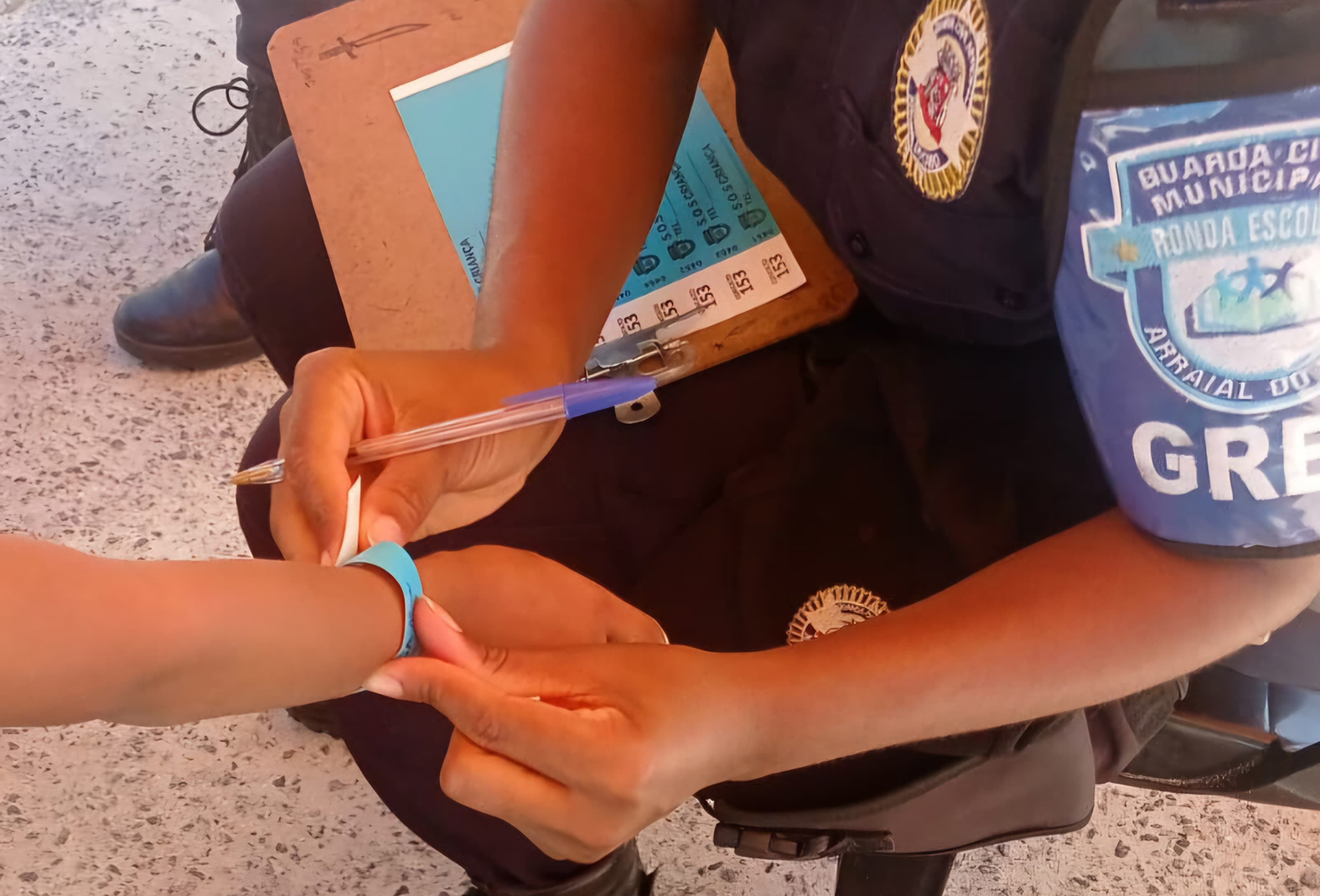Mais segurança nas areias com ação da Guarda Municipal de Arraial do Cabo, dando pulseiras identificadoras para crianças