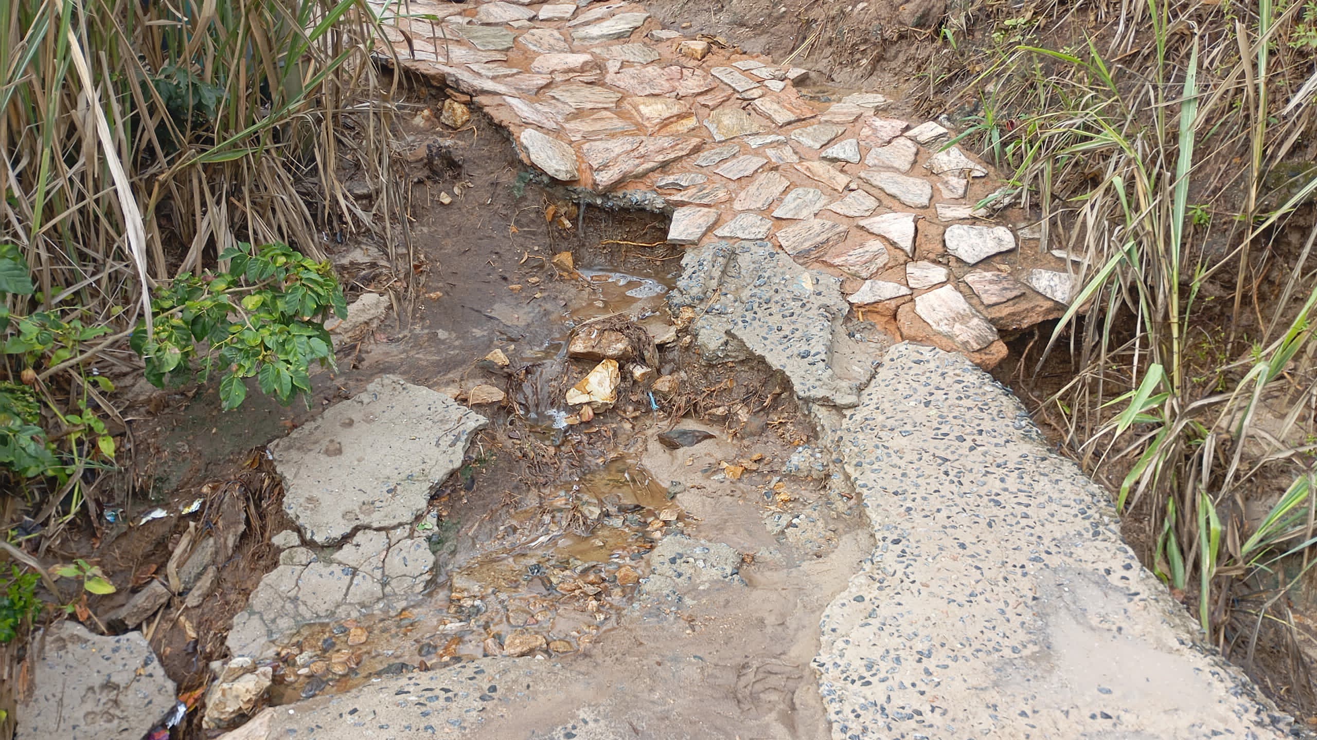Trilha da Praia do Forno, em Arraial do Cabo, foi interditada para reparos após danos causados pelas chuvas