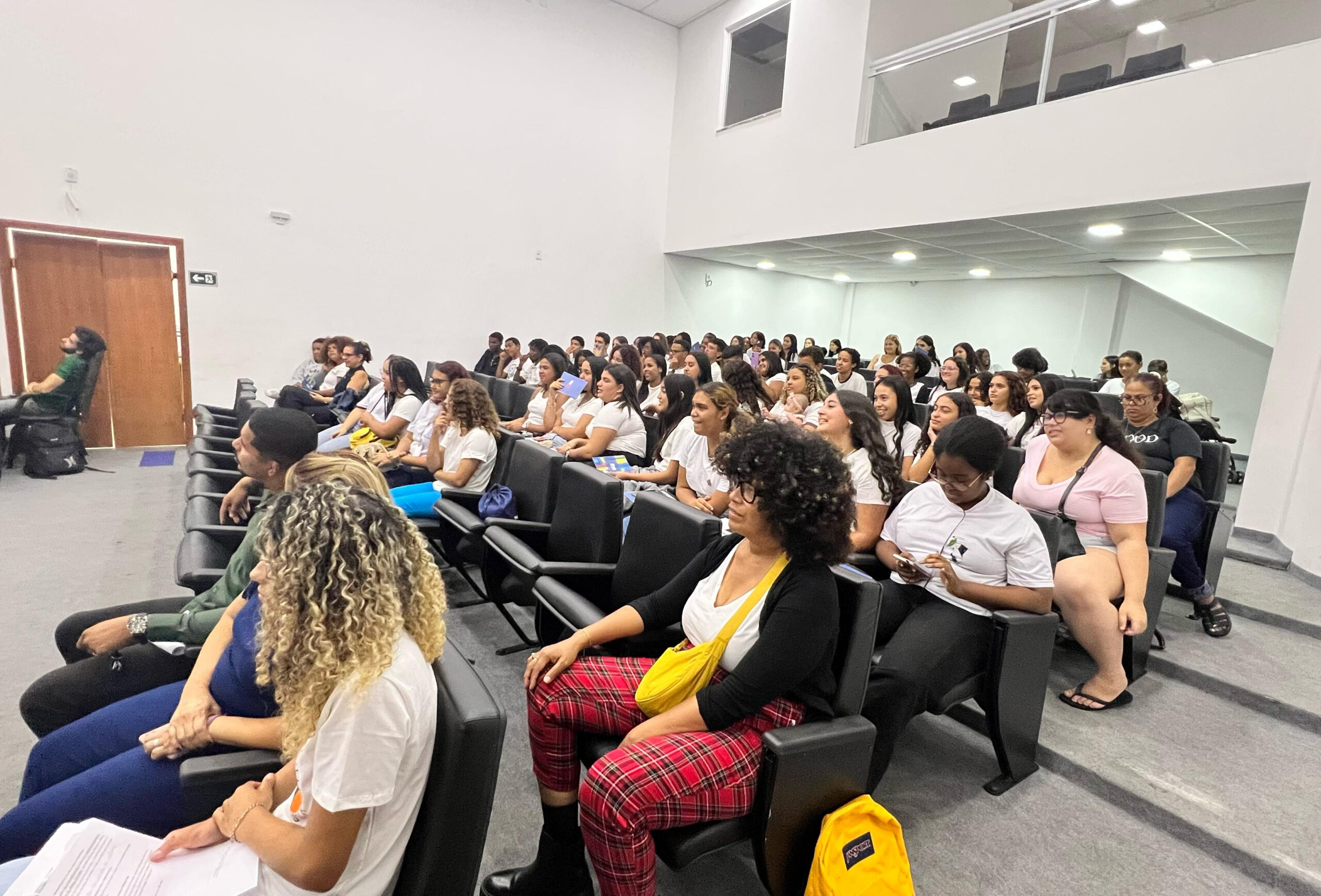 Superintendência realiza evento com foco nos direitos das mulheres e protagonismo jovem, em Arraial do Cabo