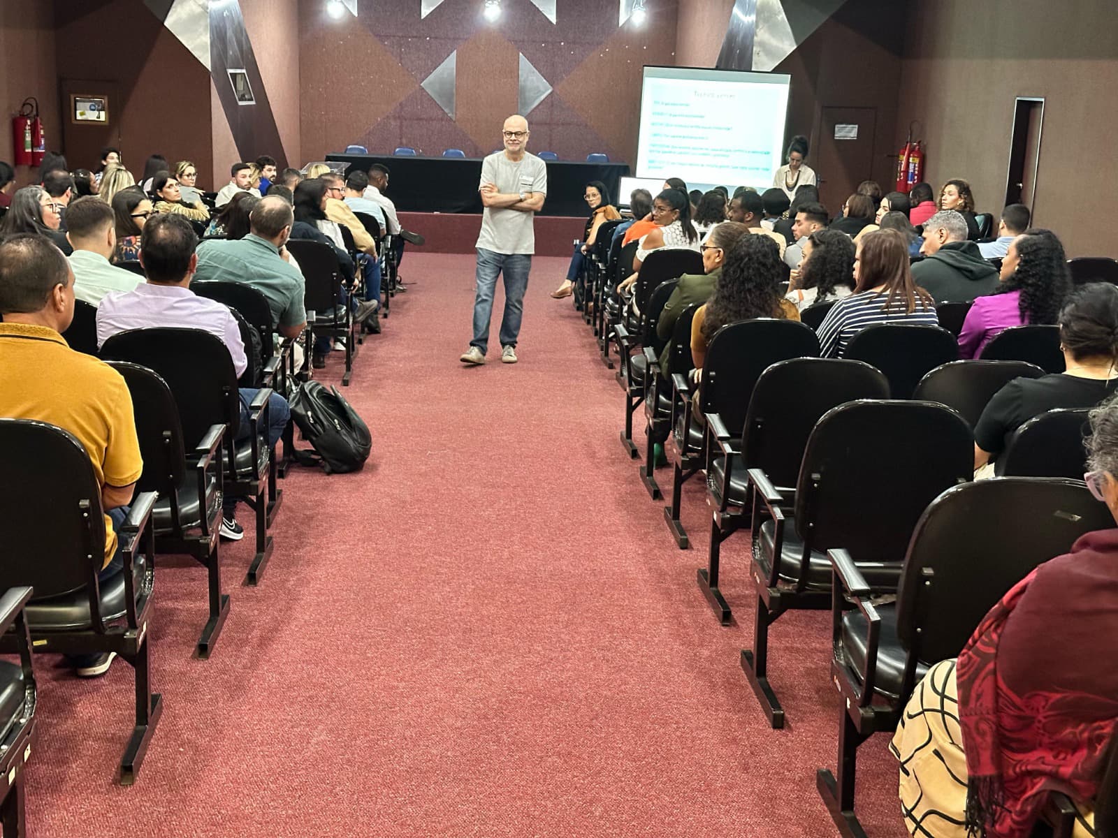 Curso em Arraial do Cabo discute masculinidades e estratégias de proteção a mulheres e meninas