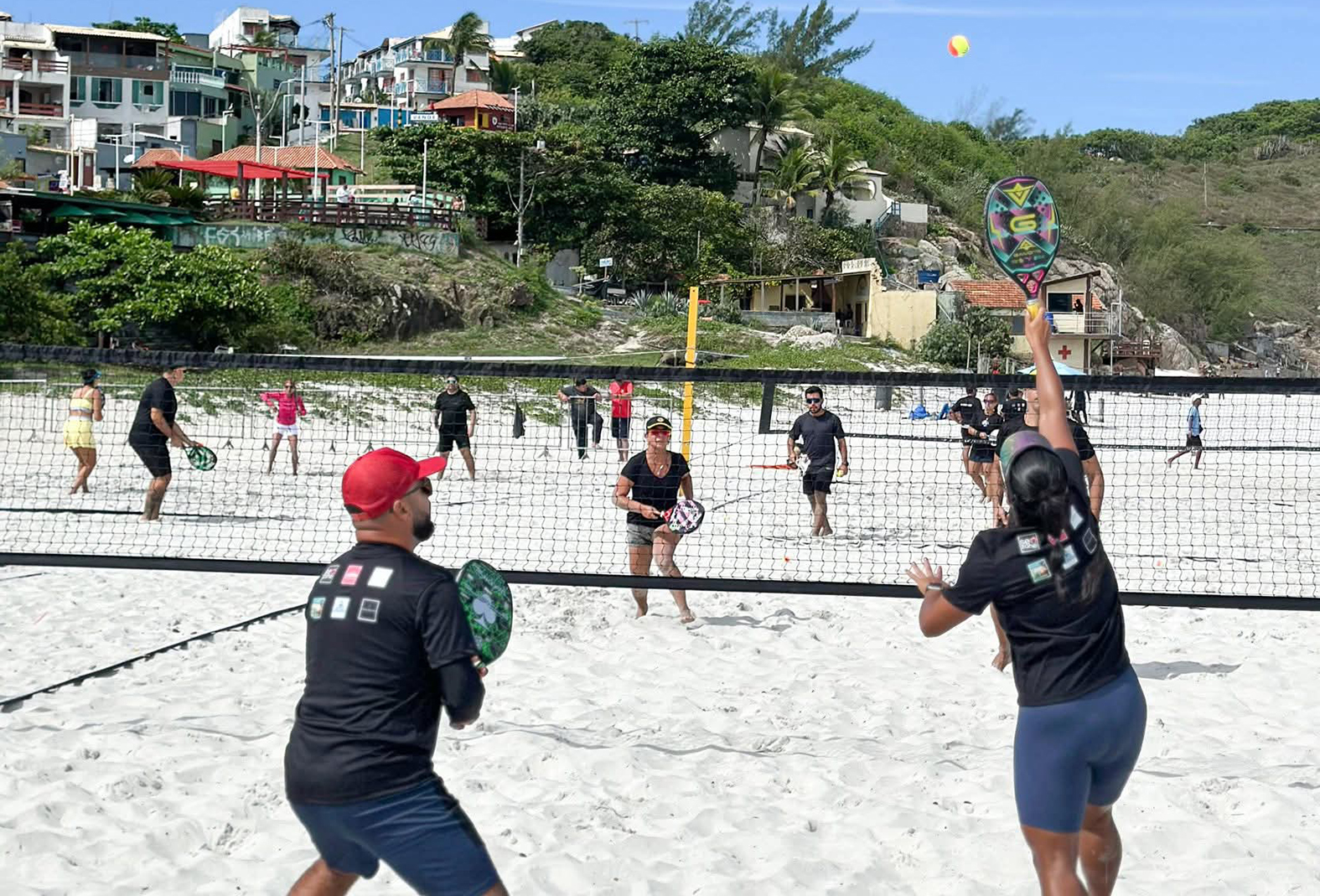 Praia Grande, em Arraial do Cabo, recebe disputas acirradas de vôlei e a estreia vibrante do Beach Tennis no Outono Esportivo