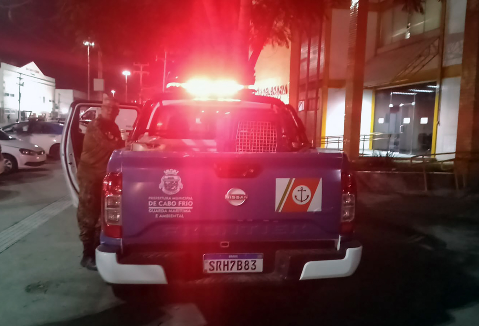 Agentes de Cabo Frio capturam rede de pesca durante patrulha do defeso na Lagoa de Araruama