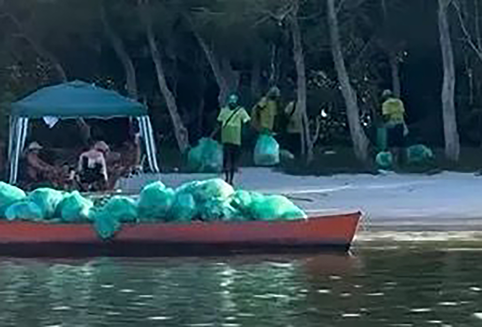 Ação pós-feriado: Prefeitura retira lixo acumulado na Ilha do Japonês e reforça manutenção