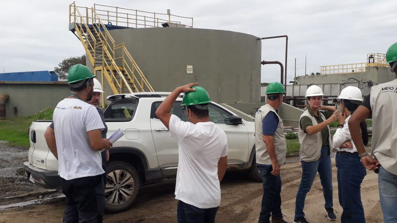 Coloração anormal na lagoa mobiliza técnicos e levanta suspeitas sobre tratamento de esgoto em Cabo Frio, praia do Siqueira