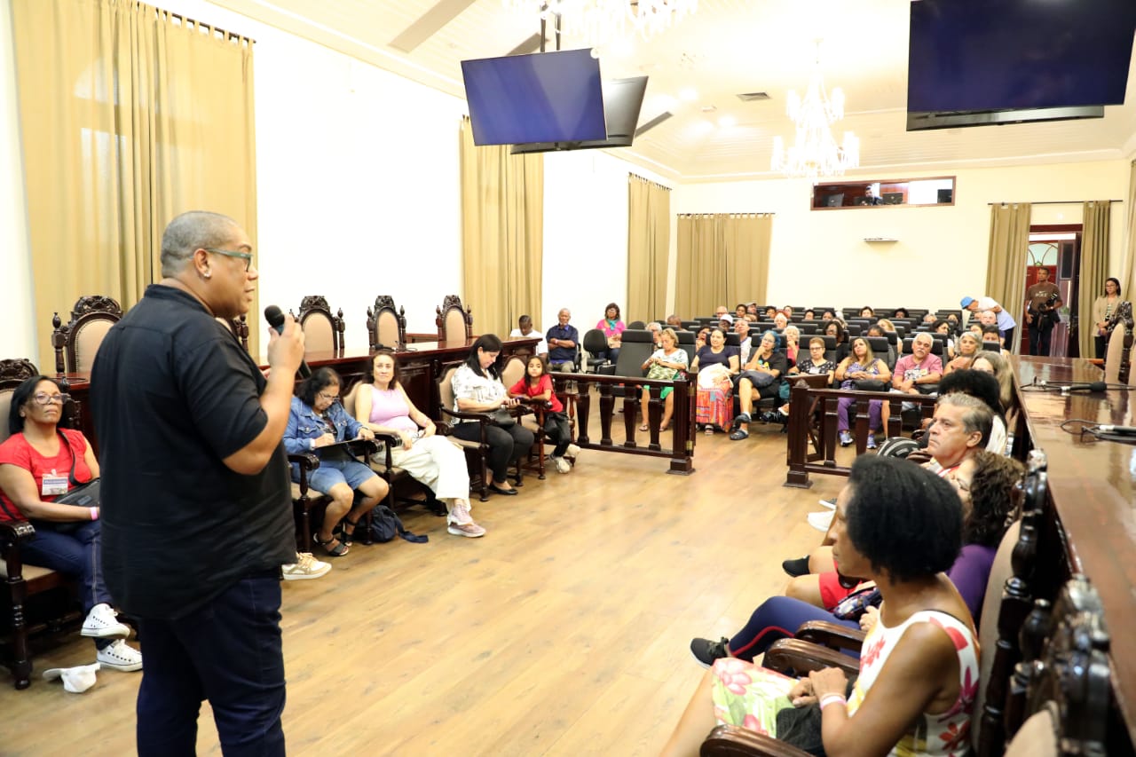 Centro Cultural do Legislativo de Macaé recebe visita-aula de curso para servidores da UFRJ