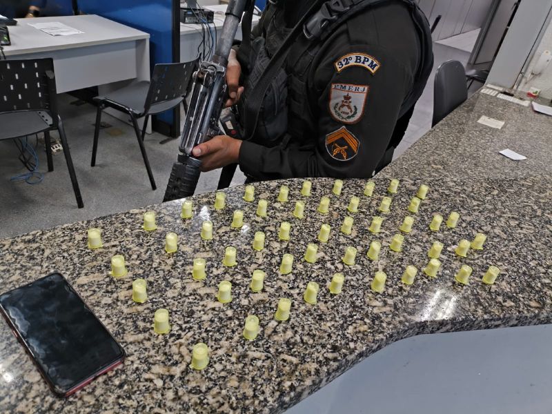 Ação da PM prende homem e apreende 43 pinos de cocaína em Rio das Ostras 