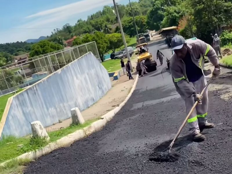 Prefeita de Silva Jardim visita obras de asfaltamento em Nossa Senhora da Lapa