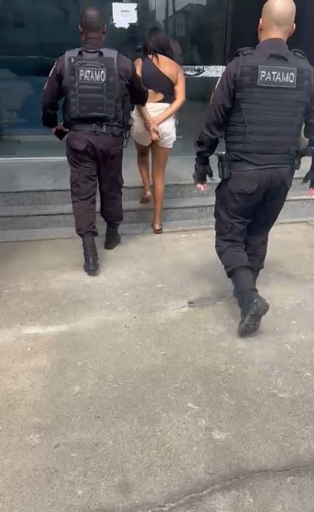 Mulher é presa por tráfico de drogas em Quissamã