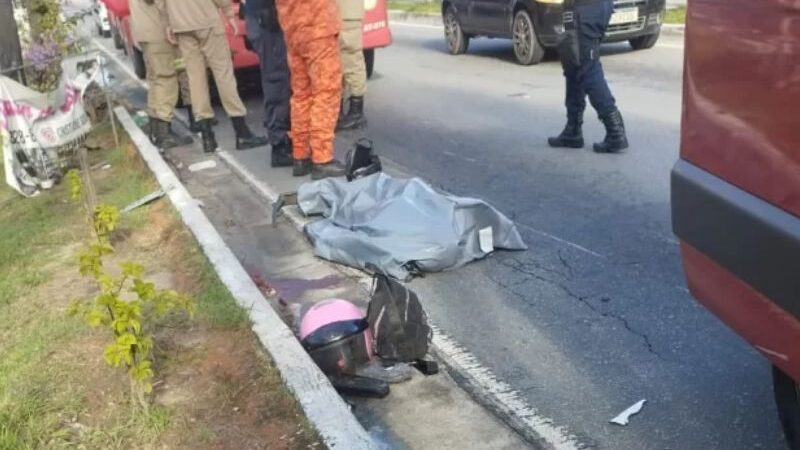 Mulher morre após batida entre carro e moto no centro de Rio das Ostras