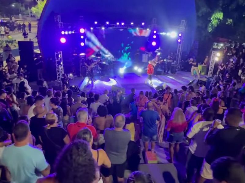 Cantora que começou a carreira na cidade faz show emocionante no aniversário de Rio das Ostras