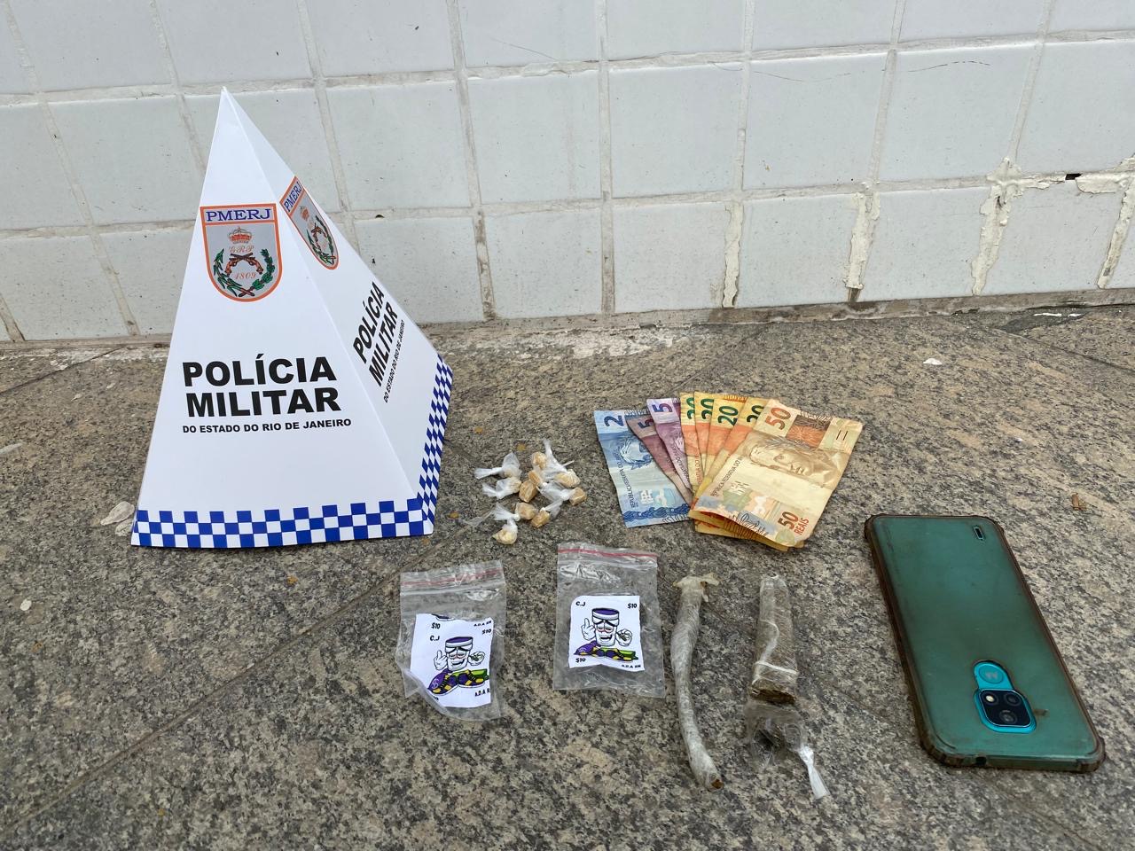 Ação policial prende mulher com drogas em comunidade de Macaé