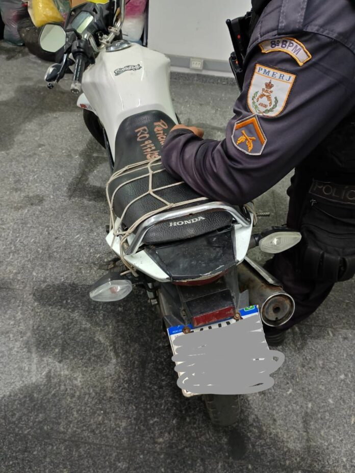 Moto Patrulha de Campos prende homem que transitava com moto adulterada
