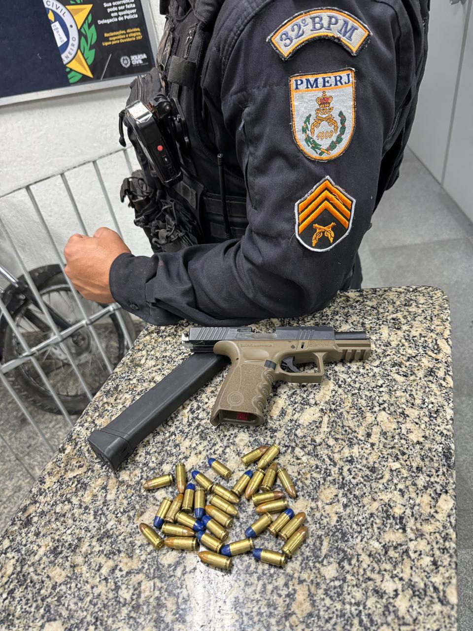 Em Macaé, homem é preso após apontar pistola contra policiais