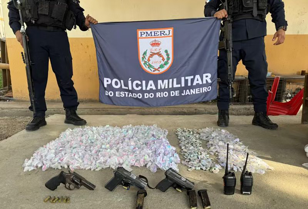 Polícia Militar prende foragido da Justiça e mais 3 homens em ação em Itaipuaçu, em Maricá