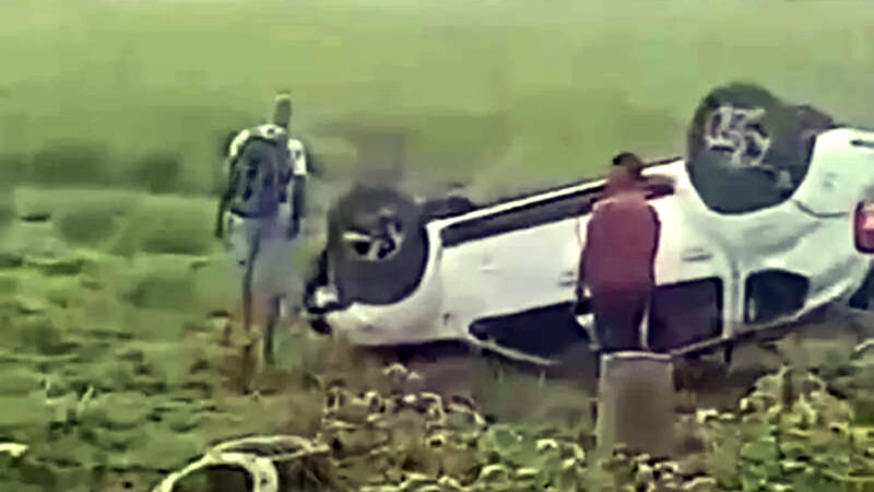 Acidente na RJ-102 termina com carro capotado nas proximidades do IFF de Cabo Frio