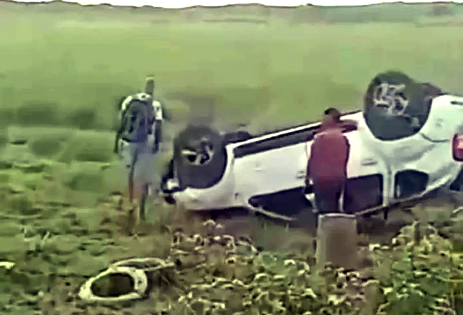 Acidente na RJ-102 termina com carro capotado nas proximidades do IFF de Cabo Frio